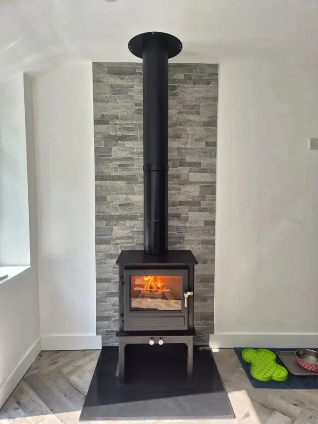 Freestanding stove with a twin-wall flue, no chimney needed
